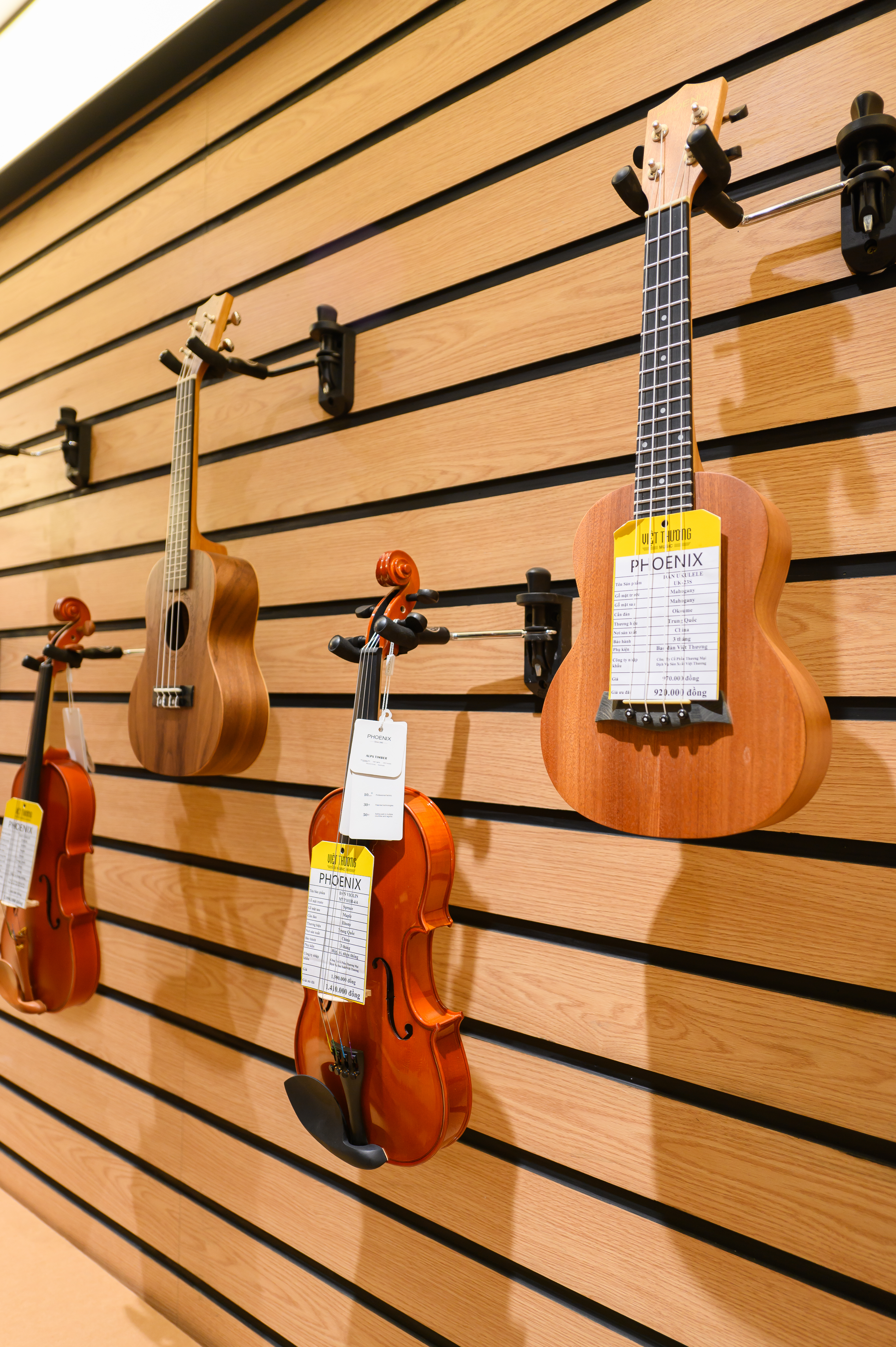 Khu trưng bày ukulele và violin Phoenix tại showroom Việt Thương Music